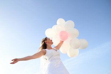 Glückliche Braut bei Hochzeit mit Luftballons