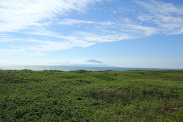 Fototapeta na wymiar オロロンラインから見た利尻島