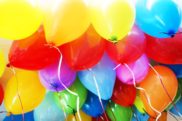 viele bunte farbenfrohe Luftballons, bildfüllend