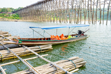Obraz premium old wooden bridge Bridge