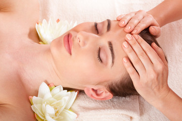 Obraz na płótnie Canvas Beautiful young woman getting spa massage
