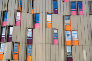 Detalle de la fachada del edificio moderno. Ventanas coloridas. Divertido, diferente. Posmodernista.