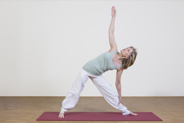 Frau macht Yogaübung