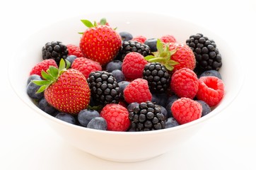 Schüssel mit frischen Beeren (Himbeere, Blaubeere, Brombeere, Erdbeere)