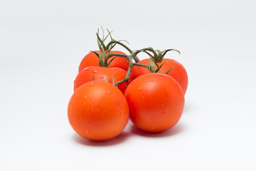 トマト（房付きのトマト）　横位置