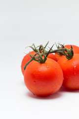 トマト（房付きのトマト）　縦位置