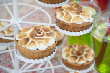 Little meringue cakes