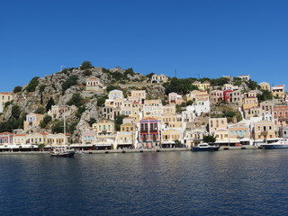 Fototapeta na wymiar Grèce - Ile de Symi - Le Port et ses maisons typiques