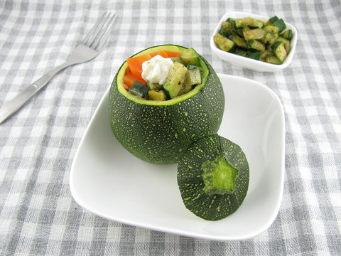 Gefüllte Kugel-Zucchini mit Gemüse