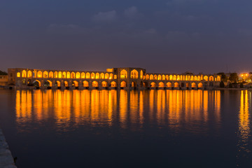 Obraz premium The ancient Khaju Bridge, (Pol-e Khaju), in Isfahan, Iran