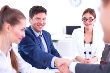 Obraz premium Business people shaking hands, finishing up a meeting, in office