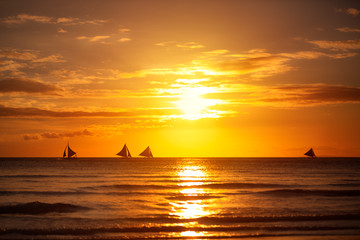 Fond de nature, beau coucher de soleil sur la mer avec voilier