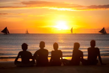 Papier Peint photo Mer / coucher de soleil silhouette of group of friends in sunset