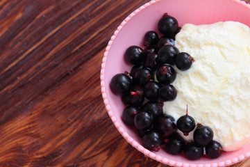 ice cream with currant