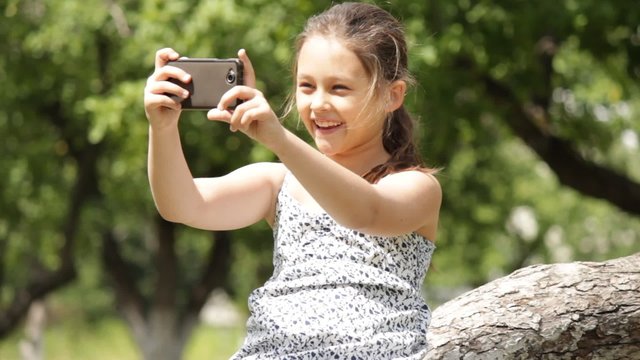 girl making selfi