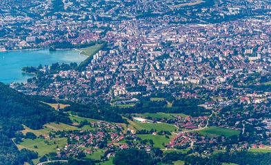 Selbstklebende Fototapete Luftbild Vue aérienne du centre-ville d'Annecy et de son lac