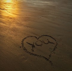  Liebeserkl&auml;rung auf feuchten Sand gemalt an einem Strand
