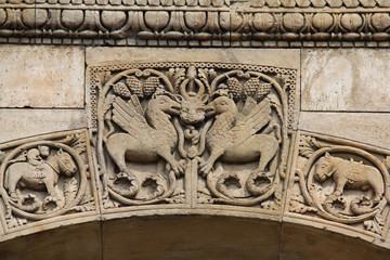 ippogrifi, toro e serpente; bassorilievo del Duomo di Fidenza