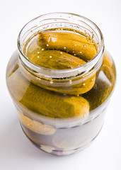 Essiggurken in Glas, weißer Hintergrund, 