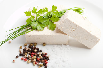 vegane Tofu Stücke mit Pfeffer und Kräutern, weißer Hintergrund