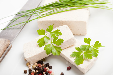 roher Tofu geschnitten mit Kräutern und Gewürzen, 