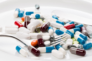 Tabletten auf einem Weissen Teller