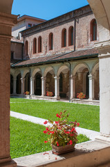 Fototapeta na wymiar The internal cloister of the gothic Saint Lorenzo church in Vicenza