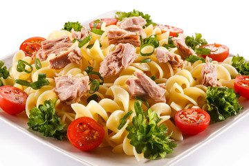 Pasta with tuna and vegetables 