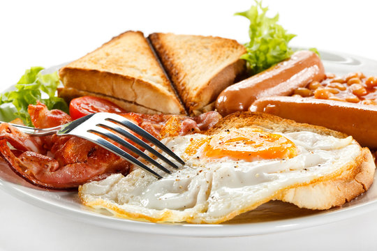 English breakfast - toast, egg, bacon and vegetables 