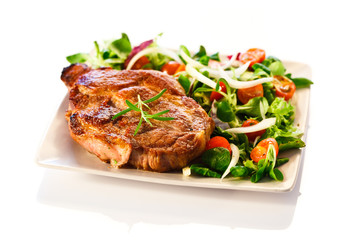 Grilled steak and vegetable salad 