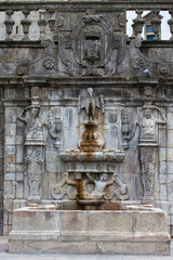 Fototapeta premium Rua Escura Fountain in Porto