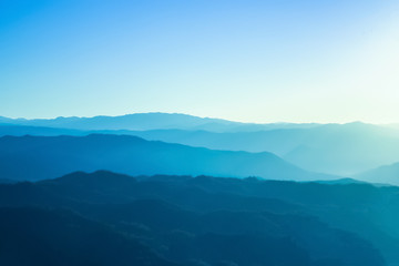 Obraz premium Blue mountains with sunlight in Chiangmai, Thailand