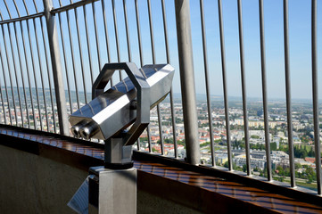 Naklejka premium Binokulares Fernrohr und Sicherheitsgitter am Aussichtsturm