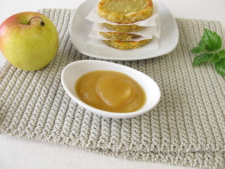 Kartoffelküchlein mit Apfelsoße