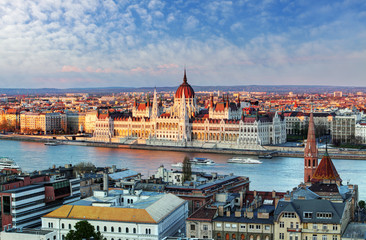 Naklejka premium Pejzaż Budapesztu z parlamentem, Węgry