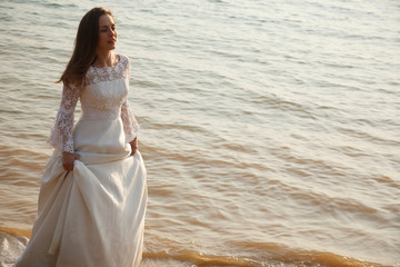 Fototapeta na wymiar Bride on the beach