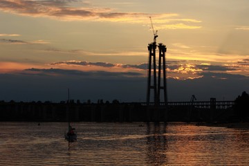 У реки на закате дня