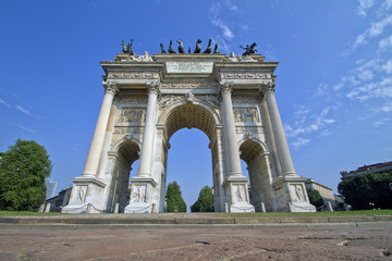 Fototapeta na wymiar Arco della pace a Milano Italia
