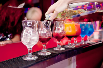 Obraz na płótnie Canvas Barman prepares exotic cocktails
