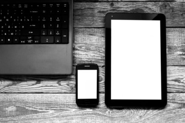 клавиатура планшет и телефон на старых досках