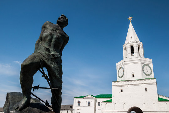 Musa Jalil (Dzhalil) Monument in the background Spasskaya Tower