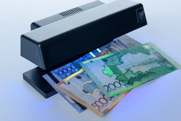 Security features on banknote in UV light protection