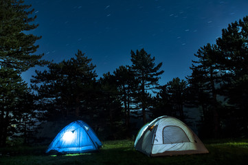 Fototapeta na wymiar gece yıldızların altında kamp yapmak ve çadırları kurmak