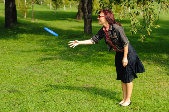 Young woman with frisbee