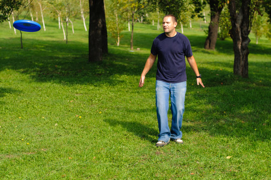 Young man playing frisbee