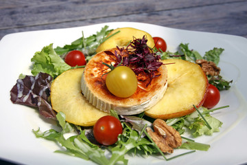 salat mit gebratenem ziegenkäse