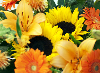 herbstlicher Blumenstrauß mit Lilien, Sonnenblume, Efeu