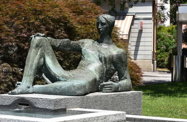 Fototapeta na wymiar statue...femme allongée