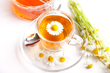 Kamillen-Kräuter-Tee mit frischen Blüten, weißer Hintergrund