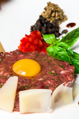 Classic tartare with fresh basil